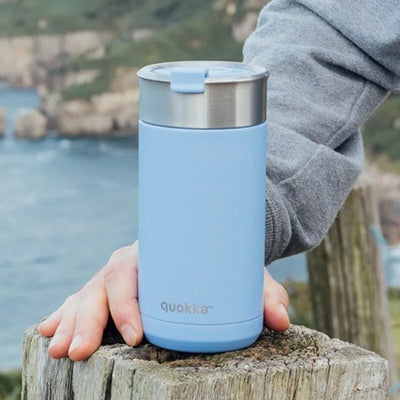 Quokka Boost Coffee Tumbler – nerūdijančio plieno termopuodelis su sieteliu 400 ml (Denim Blue)