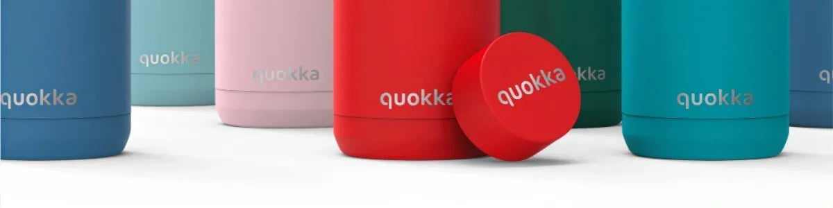 Quokka Umi – 720 ml nerūdijančio plieno termo puodelis su šiaudeliu ir silikoniniu pagrindu (mėlyna)