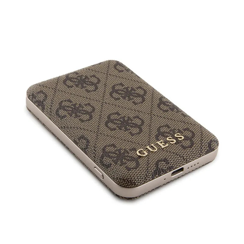 Guess rinkinys MagSafe 4G Metal Gold Logo – dėklas + 5000mAh MagSafe išorinis akumuliatorius, skirtas iPhone 15 Pro (rudas)