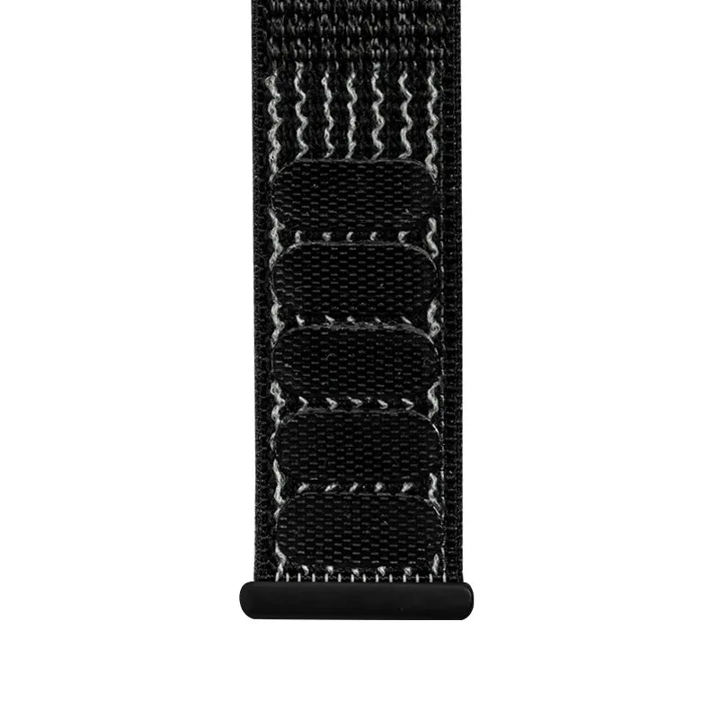 Crong Nylon Reflex – sportinis dirželis, skirtas Apple Watch 44/45/46/49 mm (juodas)