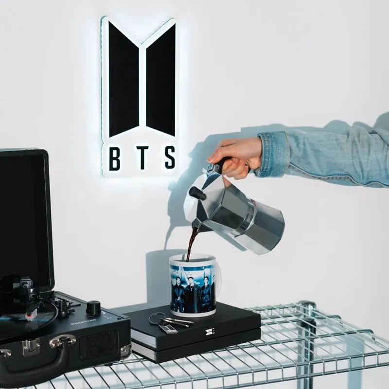 BTS – Keraminis puodelis dovanų dėžutėje 350 ml (baltas)