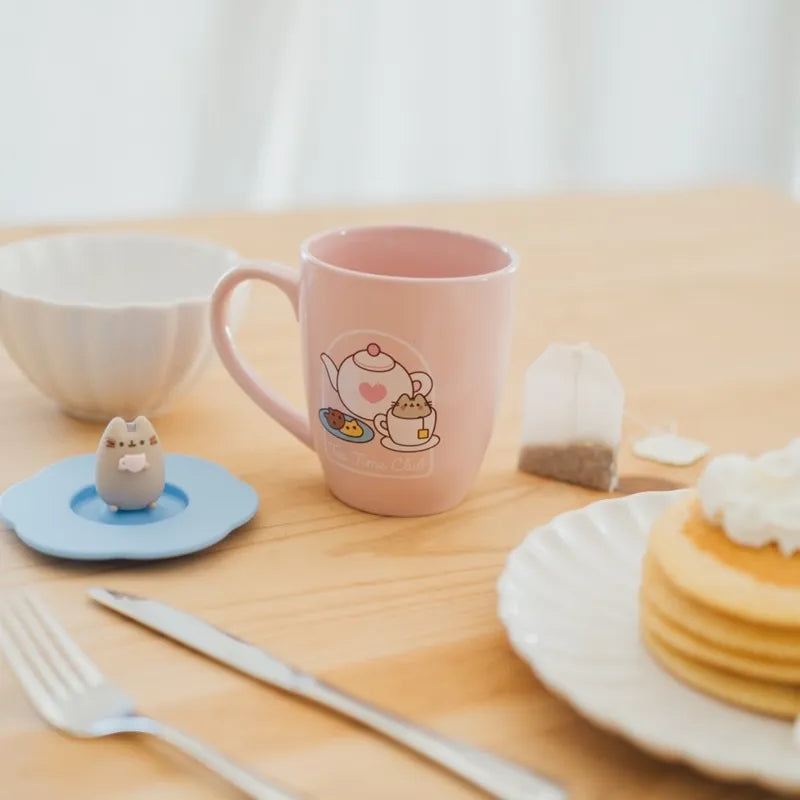 Pusheen – keraminis puodelis su silikoniniu dangteliu ir 3D figūrėle, 350 ml