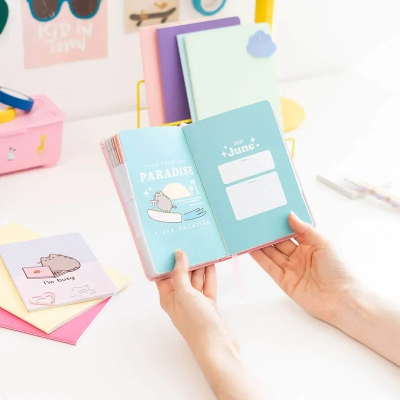 Pusheen – A6 savaitinis kalendorius / planuoklis iš Tropical Vacation 2026/2027 kolekcijos