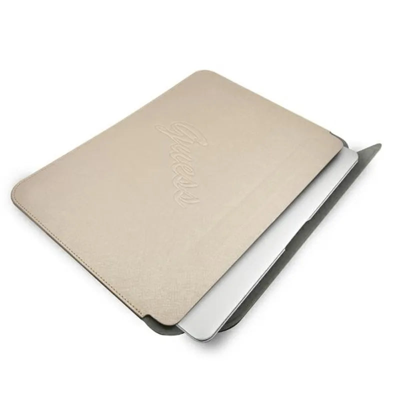 Guess Saffiano Script nešiojamojo kompiuterio dėklas - 13" (auksinis)