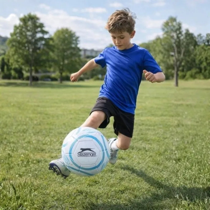 Slazenger – 32 plokščių treniruočių futbolo kamuolys, 5 dydis (baltas/mėlynas)