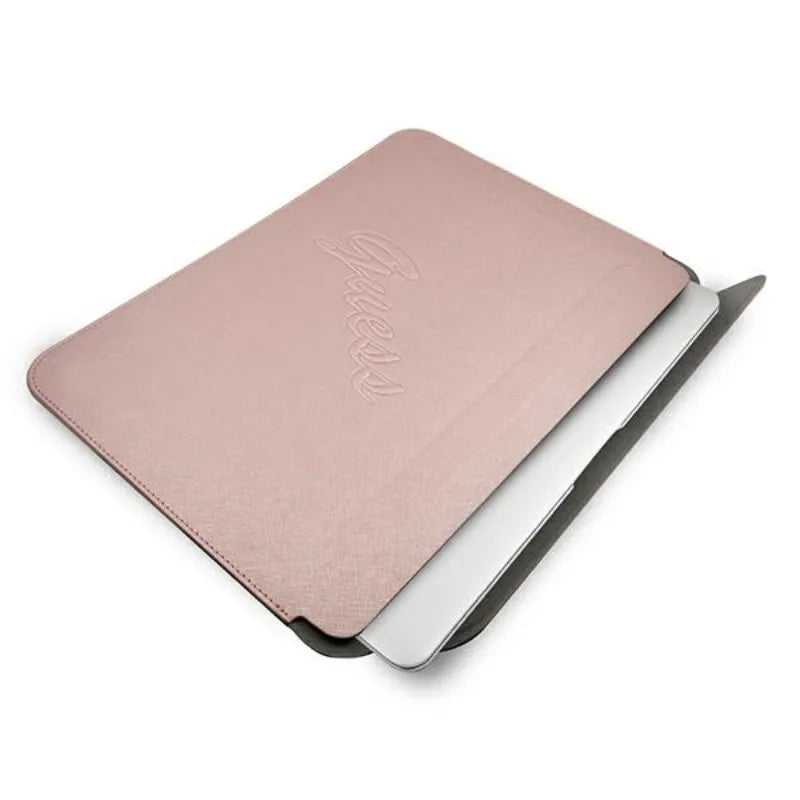 Guess Saffiano Script kompiuterio dėklas - 13 colių nešiojamojo kompiuterio dėklas (rožinis)