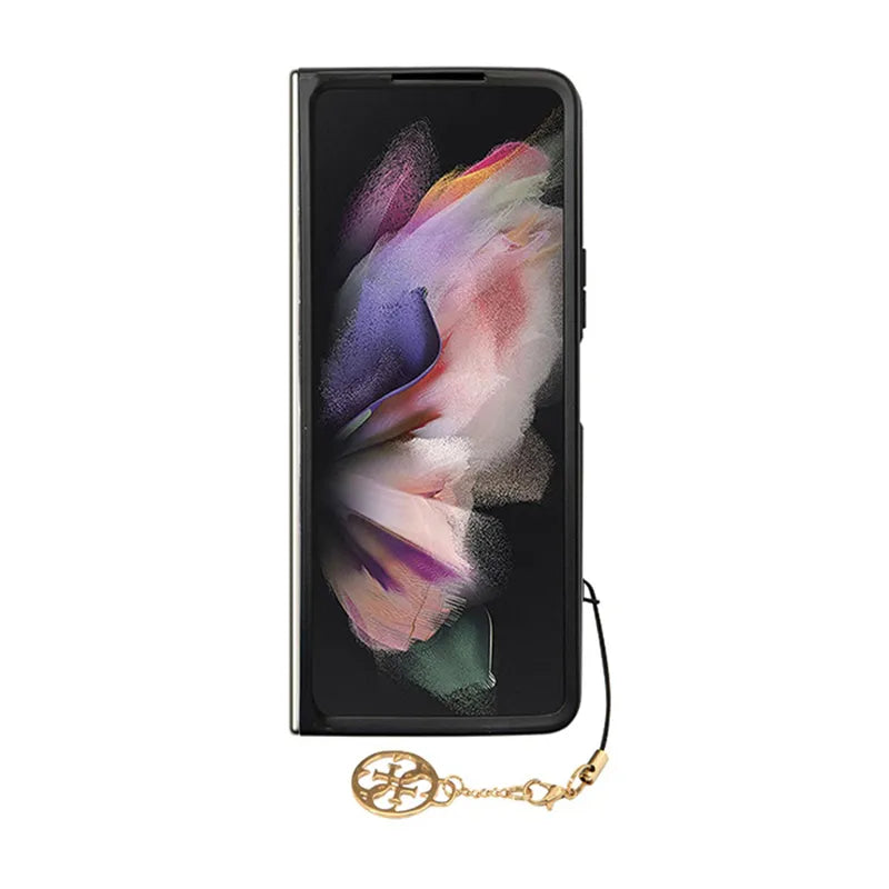 „Guess 4G Charms“ kolekcija – dėklas „Samsung Galaxy Z Fold 5“ telefonui (rudos spalvos)