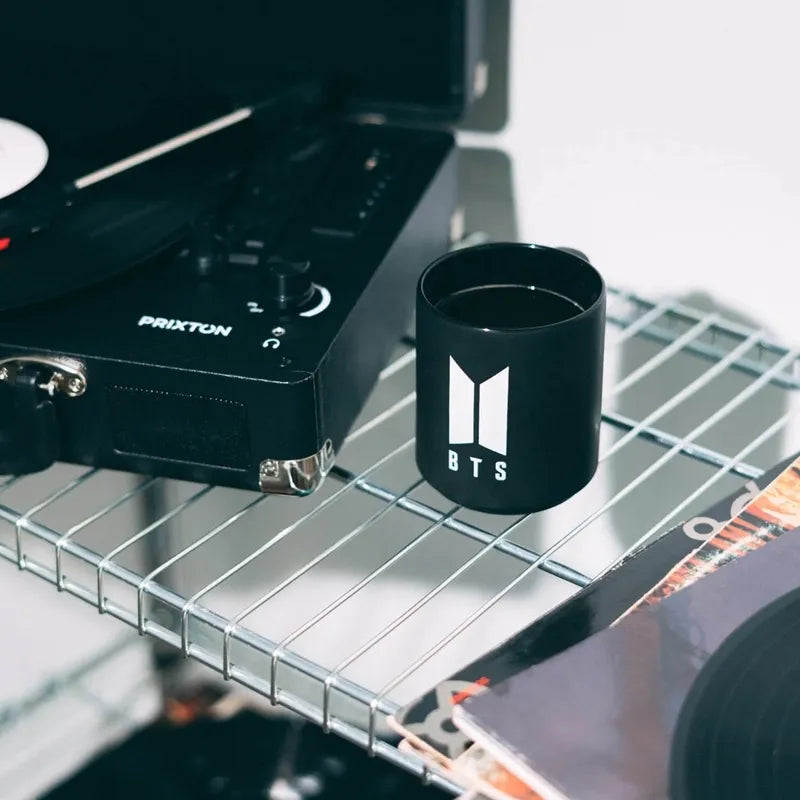 BTS – Keraminis puodelis dovanų dėžutėje 350 ml (juodas)