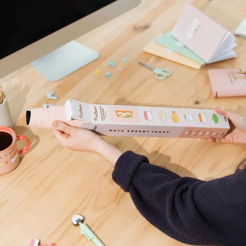 Pusheen – XXL dirbtinės odos žaidimų / stalo kilimėlis iš Sushi Roll kolekcijos (60 x 35 cm)