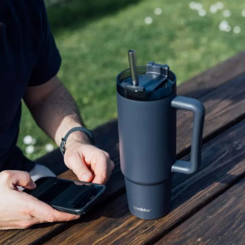 Quokka Stream – nerūdijančio plieno termopuodelis 950 ml su šiaudeliu (grafito spalvos)