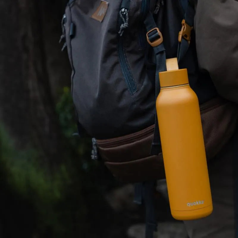 Quokka Solid su dirželiu – 630 ml nerūdijančio plieno termobutelinis su dirželiu (garstyčių spalvos)