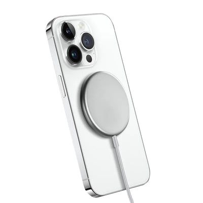 „Crong MagSpot“ belaidis įkroviklis – aliumininis „MagSafe“ 15 W indukcinis įkroviklis (sidabrinė-balta)