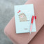 Pusheen – užrašų knygelė ir rašiklis su projektoriumi iš „Purrfect Love“ kolekcijos