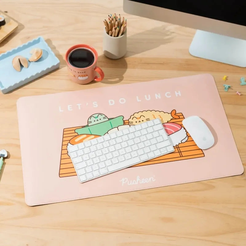 Pusheen – XXL dirbtinės odos žaidimų / stalo kilimėlis iš Sushi Roll kolekcijos (60 x 35 cm)