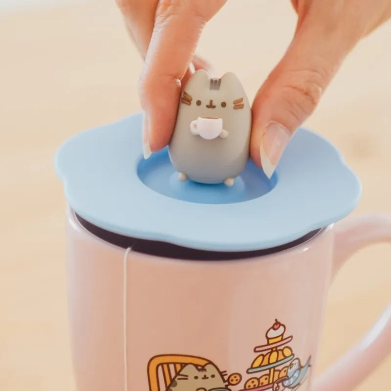 Pusheen – keraminis puodelis su silikoniniu dangteliu ir 3D figūrėle, 350 ml