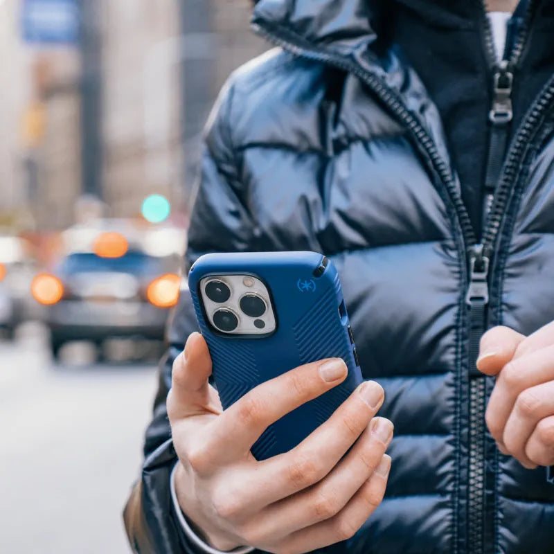Speck Presidio2 Grip – neslystantis iPhone 15 Plus / 14 Plus dėklas (Coastal Blue / Black / White)