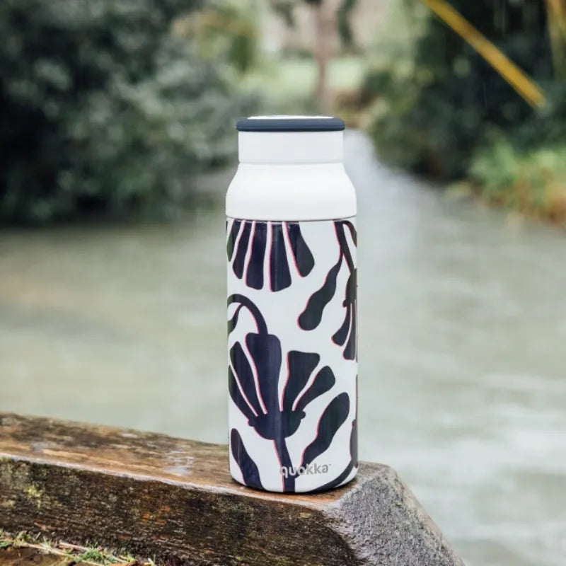 Quokka Echo – 690 ml nerūdijančio plieno gertuvė su silikonine rankena (Abstract Leaves)