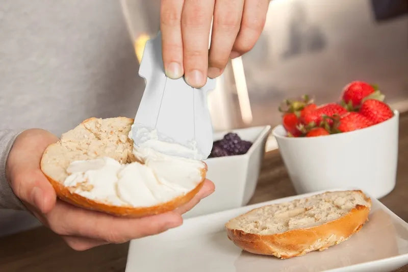 Quirky Scoop – matavimo šaukštas ir peilis tepimui (baltas)