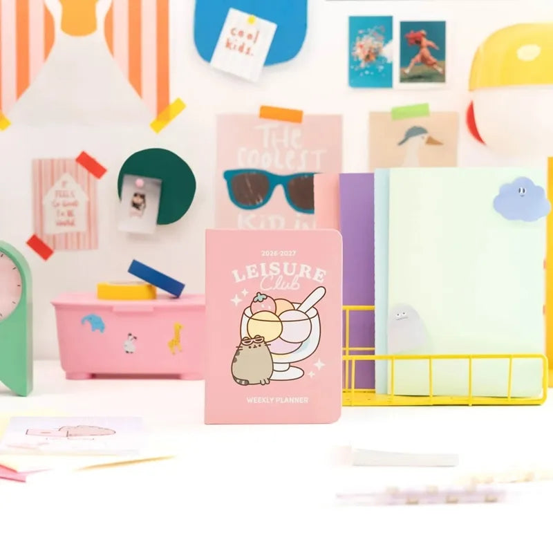 Pusheen – A6 savaitinis kalendorius / planuoklis iš Tropical Vacation 2026/2027 kolekcijos