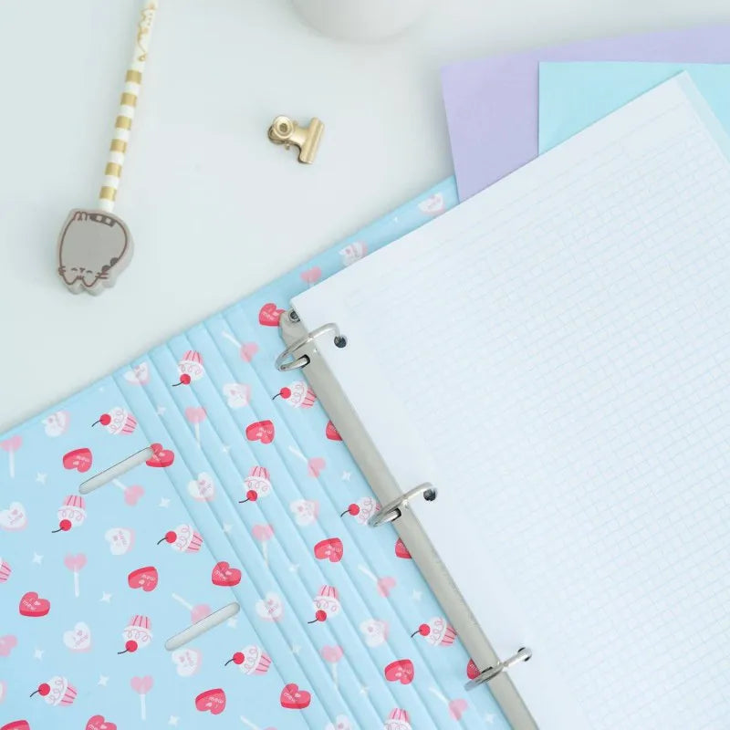 Pusheen - A4 formato segtuvas iš „Purrfect Love“ kolekcijos su lapais (4 žiedai, elastinė juostelė)