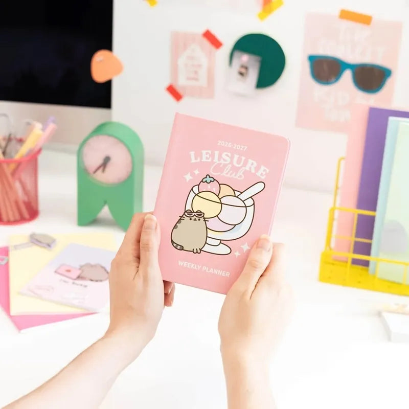 Pusheen – A6 savaitinis kalendorius / planuoklis iš Tropical Vacation 2026/2027 kolekcijos