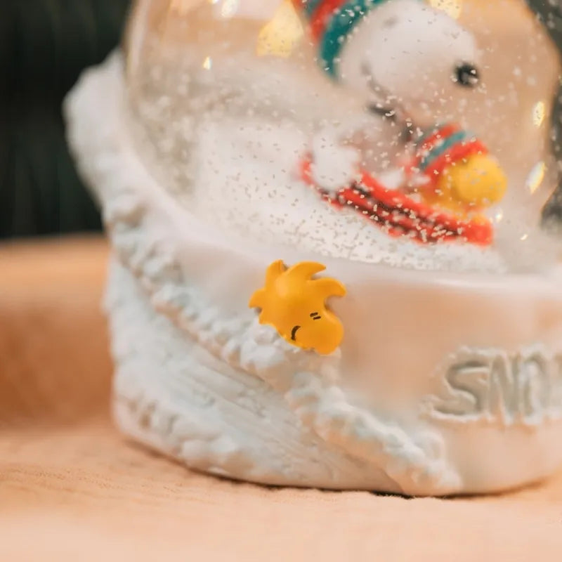 Snoopy – stiklinis sniego rutulys dovanų dėžutėje
