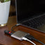 „Kanex USB-C“ VGA adapteris su „Power Delivery“ – USB 1,5 A, „USB-C Power Delivery“ 60 W + VGA „Full HD“ (anoduotas aliuminis)