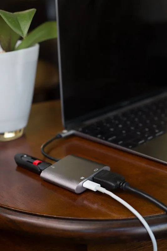 „Kanex USB-C“ VGA adapteris su „Power Delivery“ – USB 1,5 A, „USB-C Power Delivery“ 60 W + VGA „Full HD“ (anoduotas aliuminis)