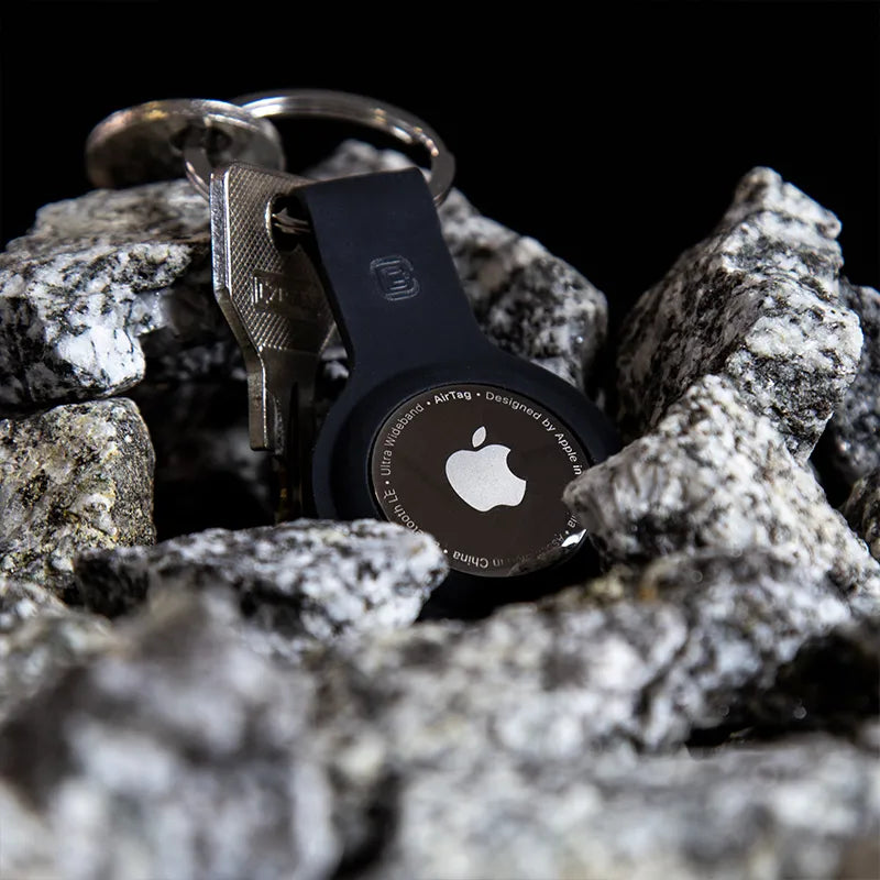 Crong silikoninis dėklas su raktų žiedu – Apsauginis pakabukas, skirtas Apple AirTag 1/2 (juodas)