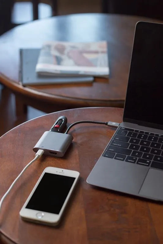 „Kanex USB-C“ VGA adapteris su „Power Delivery“ – USB 1,5 A, „USB-C Power Delivery“ 60 W + VGA „Full HD“ (anoduotas aliuminis)