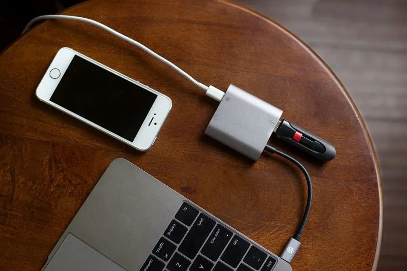 „Kanex USB-C“ VGA adapteris su „Power Delivery“ – USB 1,5 A, „USB-C Power Delivery“ 60 W + VGA „Full HD“ (anoduotas aliuminis)
