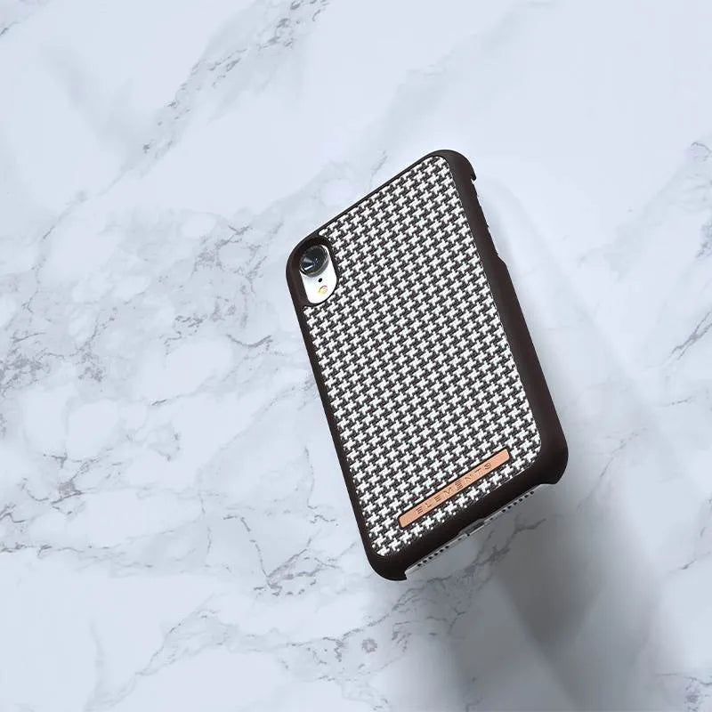 Nordic Elements Saeson Idun – Dėklas iPhone XR (tamsiai rudo rašto 2)
