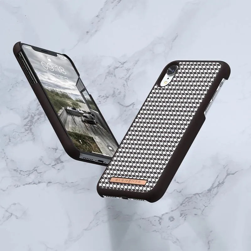 Nordic Elements Saeson Idun – Dėklas iPhone XR (tamsiai rudo rašto 2)