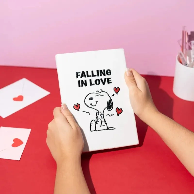 Snoopy – Pliušinė užrašų knygelė / A5 formato užrašų knygelė iš „Love Season“ kolekcijos