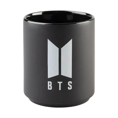 BTS – Keraminis puodelis dovanų dėžutėje 350 ml (juodas)