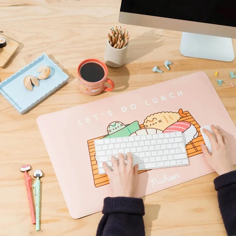 Pusheen – XXL dirbtinės odos žaidimų / stalo kilimėlis iš Sushi Roll kolekcijos (60 x 35 cm)
