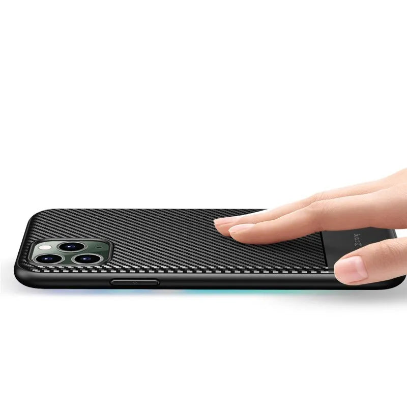 „Crong Prestige Carbon Cover“ – „iPhone 11 Pro“ dėklas (juodas)