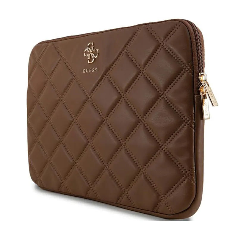Guess Quilted 4G Sleeve - Dėklas nešiojamam kompiuteriui 13" / 14" (rudos spalvos)