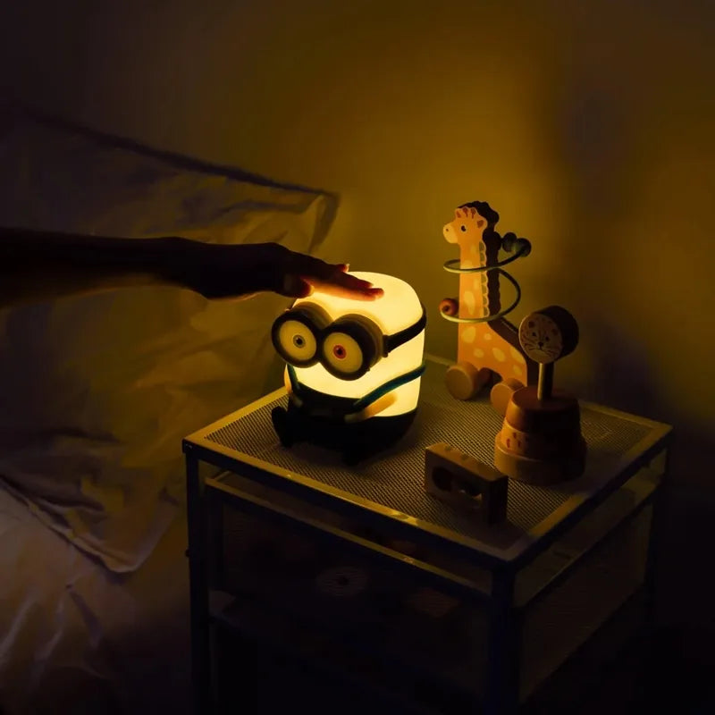 Minions – Minkštas silikoninis LED naktinis šviestuvas vaikams Bob 15 cm