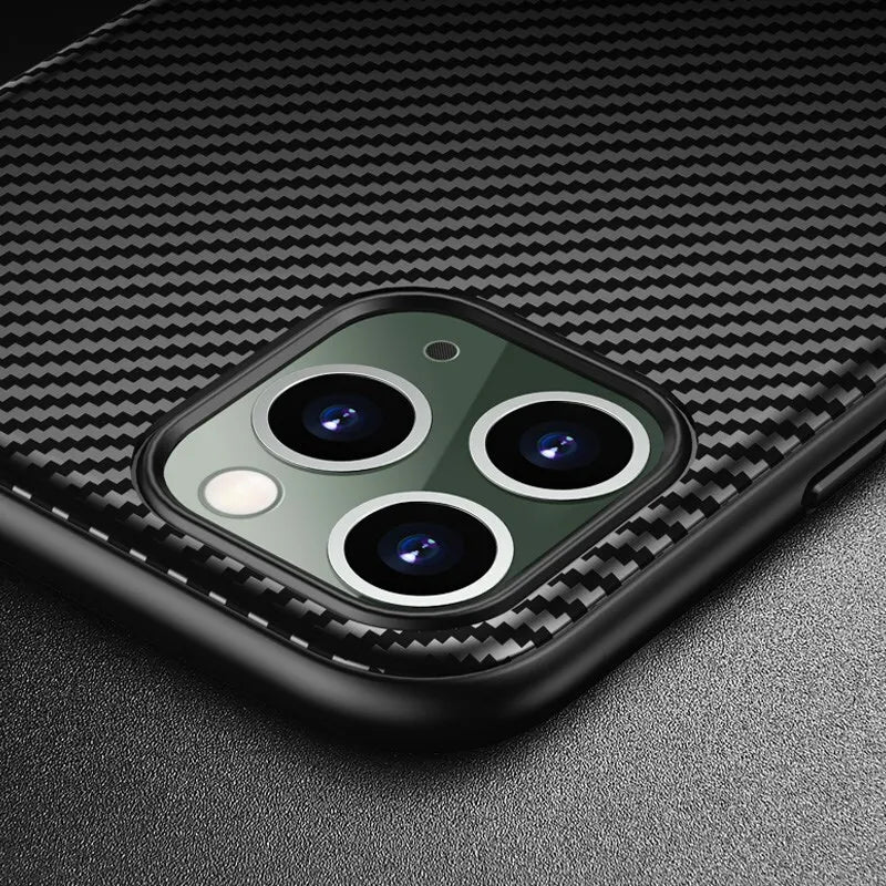 Crong Prestige Carbon dėklas – iPhone 11 Pro Max dėklas (juodas)