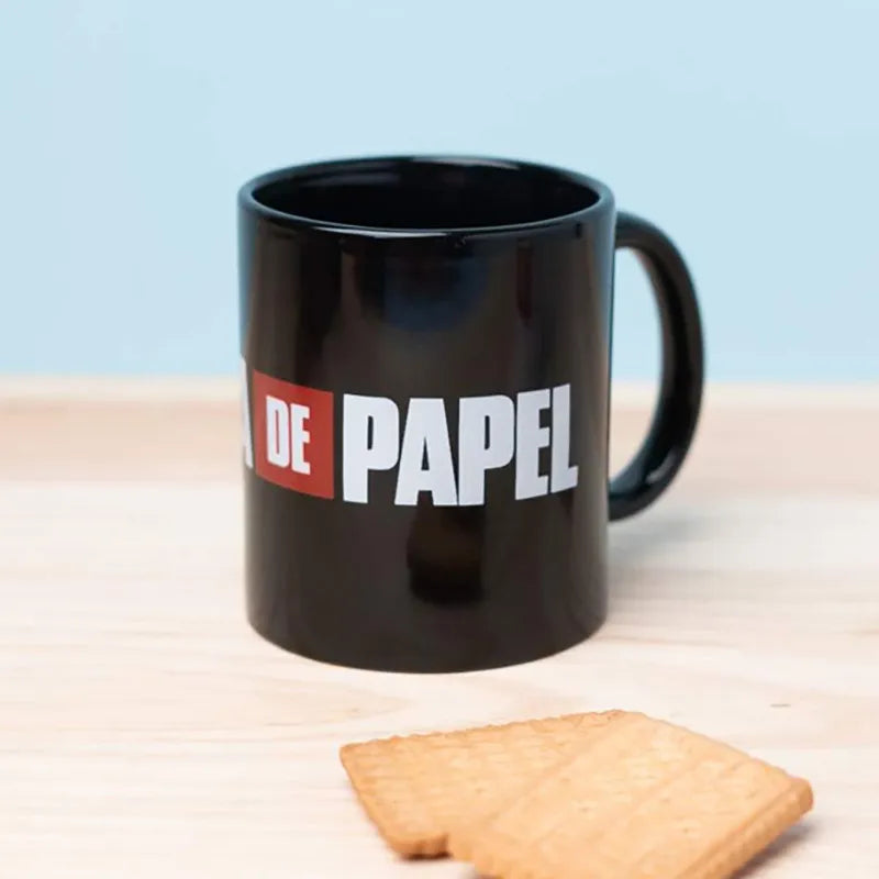 La Casa De Papel – Keraminis puodelis dovanų dėžutėje 330 ml (La Casa De Papel logotipas)
