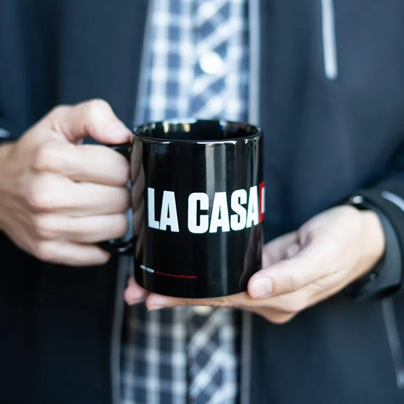 La Casa De Papel – Keraminis puodelis dovanų dėžutėje 330 ml (La Casa De Papel logotipas)