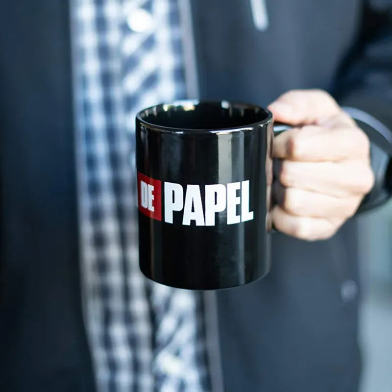 La Casa De Papel – Keraminis puodelis dovanų dėžutėje 330 ml (La Casa De Papel logotipas)