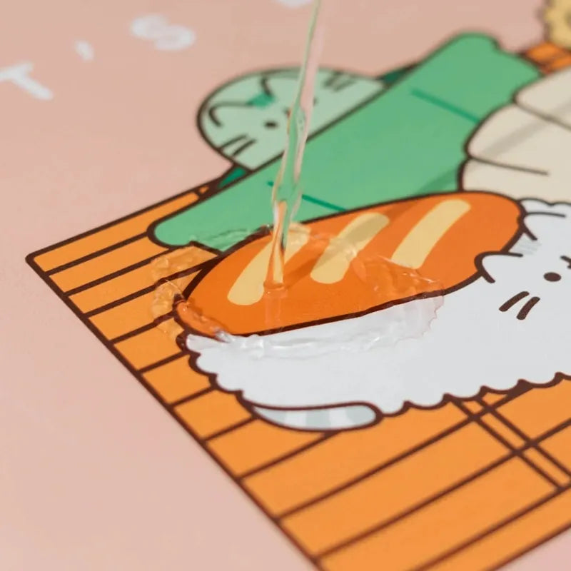 Pusheen – XXL dirbtinės odos žaidimų / stalo kilimėlis iš Sushi Roll kolekcijos (60 x 35 cm)