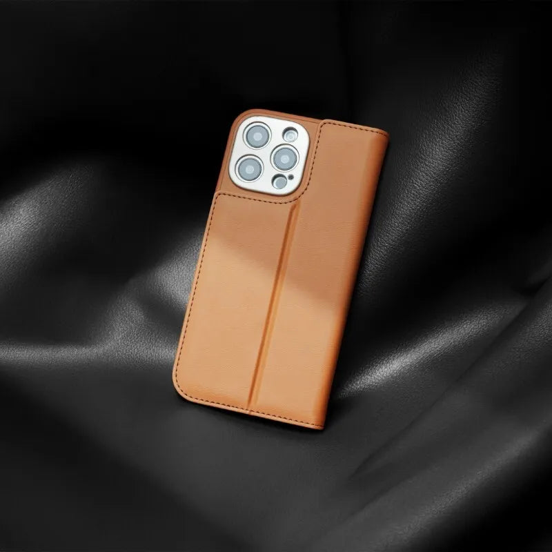 Moshi Overture MagSafe – 3-in-1 odinis atverčiamas dėklas, skirtas iPhone 16 Pro (karamelės ruda)