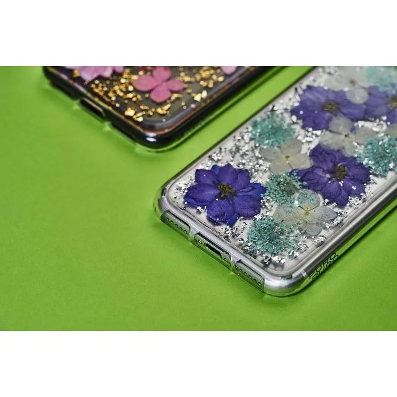 PURO Glam Hippie Chic dangtelis – dėklas „iPhone XR“ (tikrų žalių gėlių žiedlapių dizainas)