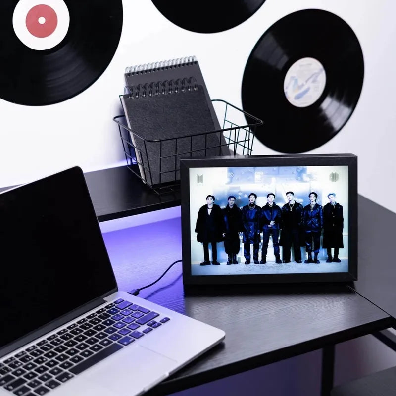BTS – dekoratyvinis rėmelis su LED apšvietimu