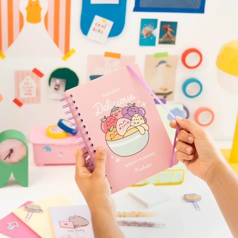 Pusheen – kalendorius / A5 savaitinė planuotė iš „Fruits“ 2026/2027 kolekcijos