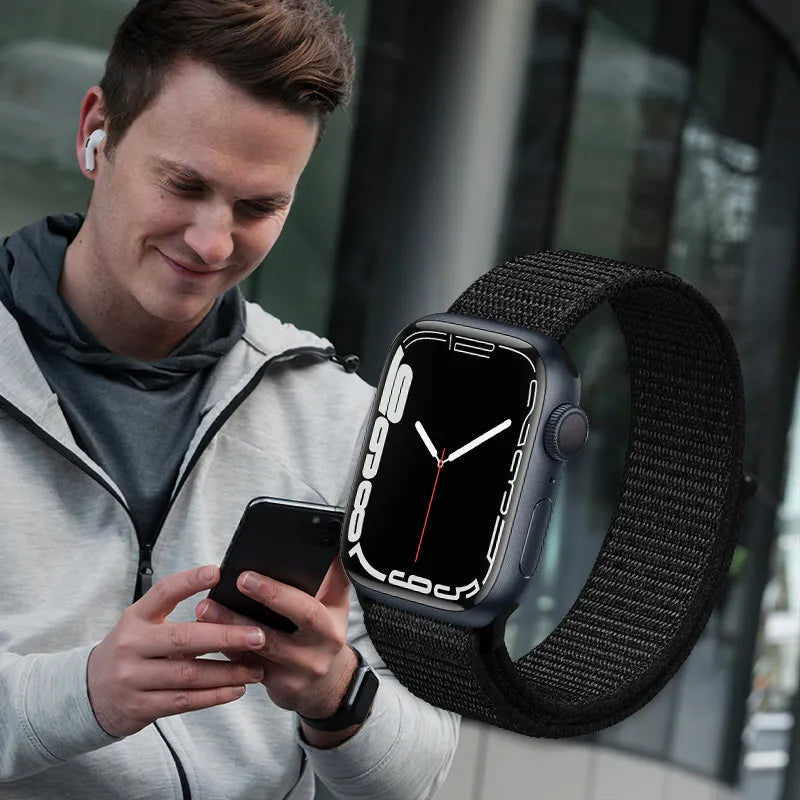 Crong Nylon Reflex – sportinis dirželis, skirtas Apple Watch 44/45/46/49 mm (juodas)