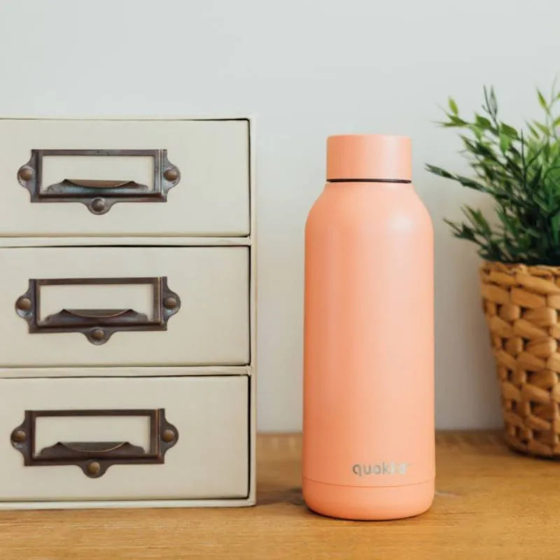 Quokka Solid – nerūdijančio plieno termogertuvė 510 ml (Pastel Peach)